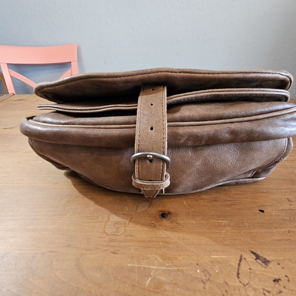 Pablo - Made in France - Brown Leather Messenger Style Crossbody Bag - Picture 6 of 16